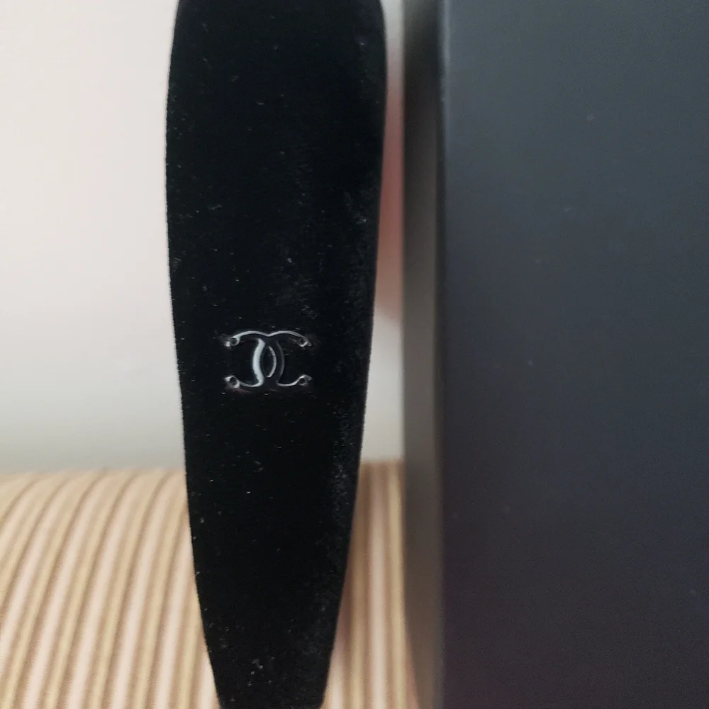 Chanel velveteen black headband AUTHENTIC NEW with  dust bag 400.00 or offer - Picture 2 of 7